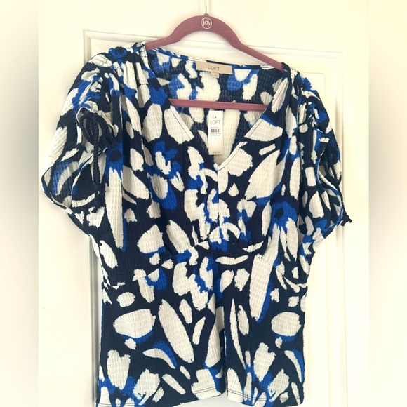 2/$25💕LOFT Floral Blue and White Women's Top - Picture 4 of 9